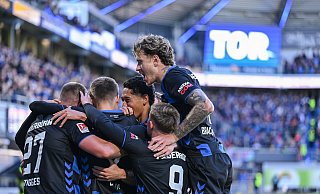 Die Spieler des SC Paderborn feiern ausgelassen den entscheidenden Siegtreffer im packenden OWL-Derby gegen Arminia Bielefeld. - Teresa Kröger
