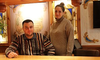 Betreiben das Hotel Münchner Hof und bald auch das Paulaner Wirtshaus: Philipp und Stefanie Zaky (beide 31). - Claus Frickemeier