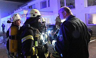 Lagebesprechung am inszenierten Unfallort. - Andreas Eickhoff