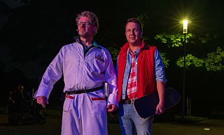 Nur echt mit der Feuerspur: Doc Brown (Axel Remmert-Bobe, l.) und Marty McFly (Michel Peine) wollen die Steinheimer Karnevalisten zurück in die Zukunft führen. - Marc Schriegel/StKG