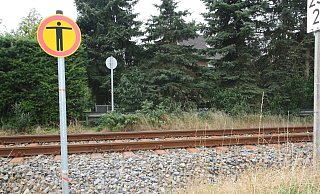 Betreten verboten: Personen die Bahnschienen ohne Übergang überqueren oder sich dort länger aufhalten, drohen Konsequenzen. - Sina Wollgramm