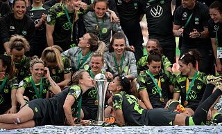 Sieggarantie im Pokal: Mit dem 50. Sieg in Folge feiert der VfL Wolfsburg seinen 11. Pokalsieg. - Fabian Strauch/dpa