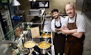 „Numa“-Chef Lars Reddemann (r.) und sein Mitarbeiter Lukas Gröschel. Eine Spezialität des jungen Kochs ist Grünes Thai-Curry, das er mit Forellen aus Bünde anrichtet. - Peter Unger