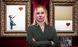 Erst hieß das Werk „Girl with a Balloon“, nach dem Schreddern „Love is in the Bin“ – dazwischen Kuratorin Virginia Jean. - Sarah Jonek