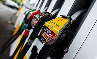 Die Tankstelle will in wenigen Tagen nach ihrem Umbau öffnen. - picture alliance / Christophe Gateau/dpa