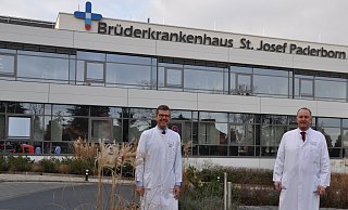 Die Chefärzte Heiner Gellhaus (l.) und Norbert Lindner haben ihre Fachklinken organisatorisch zu einem Zentrum für Orthopädie und Unfallchirurgie zusammengeführt. - Brüderkrankenhaus St. Josef