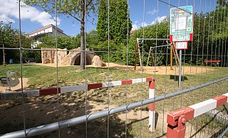 Noch sind die Spielplätze der Stadt verwaist. Doch das soll sich ab Donnerstag ändern. Nach und nach werden bis Freitag die Absperrungen weggeschafft. - Peter Steinert