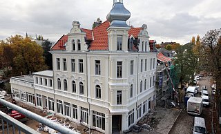 Das Eckhaus Schillerstraße/Kurfürstenstraße ist jetzt vom Gerüst befreit und in seiner neugewonnen Schönheit zu sehen. - Frank-Michael Kiel-Steinkamp