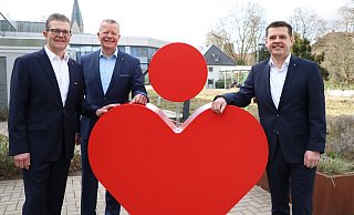 Der Vorstand der Sparkasse Paderborn-Detmold-Höxter mit (v. l.) Arnd Paas, Achim Frohß und Andreas Trotz. - Holger Kosbab