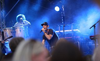 Voll dabei: Frontman Sascha Pierro gibt alles für die vielen Zuschauer auf dem Hoeker-Fest gestern Abend. - Lena Kley