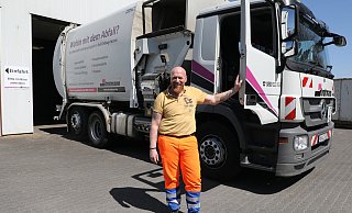 Frank Bracht neben dem Spezialfahrzeug, das 14,5 Tonnen wiegt. Damit ist er vorwiegend in Bad Driburg und Umgebung unterwegs. - Simone Flörke