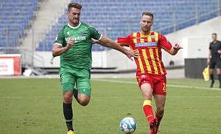 SCP-Neuzugang Jannis Heuer (r.), hier gegen 96-Stürmer Hendrik Weydandt, wittert seine Chance auf der Rechtsverteidiger-Position. - Sielski-Press