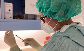 Die Pharmazeutisch-technische Assistentin Kirsten Kruse zieht die ersten Impfdosen auf. - Klinikum Herford