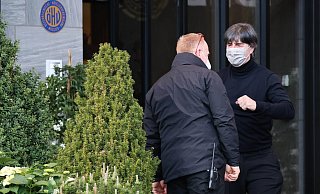 Start in die heiße Phase: Bundestrainer Joachim Löw (r) ist bereits im österreichischen EM-Trainingslager der DFB-Elf abgekommen. - Foto: Christian Charisius/dpa