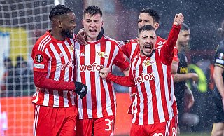 Berlins Robin Knoche (2.v.l) jubelt mit Teamkollegen nach seinem Treffer im Spiel gegen Union St. Gilloise. - Andreas Gora/dpa