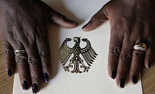 Laut einer Umfrage stoßen die Pläne des Bundesinnenministeriums für eine erleichterte Einbürgerung auf wenig Begeisterung. - Peer Grimm/zb/dpa