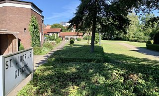 Der sonnige Grünstreifen dient als Parkplatz.  - Stefan Becker