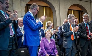 Das Verhältnis von Merkel und Merz gilt als belastet. (Archivbild) - Kay Nietfeld/dpa