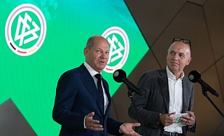 Hoffen auf die Frauen-WM 2027: Bundeskanzler Olaf Scholz (l) und DFB-Boss Bernd Neuendorf. - Sebastian Gollnow/dpa