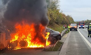 Flammen lodern aus dem brennenden Mercedes auf der A33 bei Mönkeloh. - Feuerwehr Borchen