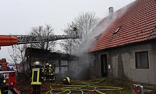 Mit Hilfe einer Drehleiter wurden mehrere Dachpfannen abgenommen. - Andreas Eickhoff
