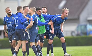 Hendrik Lohmar (r.) weiß, worüber er zusammen mit Saban Kaptan, Phil Beckhoff, Viktor Maier, Xhuljo Tabaku, Lucas Klantzos und Daniel Latkowski (v.l.) jubelte. Der nach Wiedenbrück gewechselte „Sechser" feierte schon in Verl prickelnde Pokalerlebnisse. - Jens Dünhölter