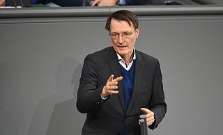 Gesundheitsminister Karl Lauterbach: «Es wäre albern zu sagen, wir bereiten uns nicht auf einen militärischen Konflikt vor, und dann wird er auch nicht kommen. Nach der Logik bräuchte man auch keine Bundeswehr. Nichtstun ist keine Option.» - Ann-Marie Utz/dpa