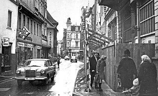 Engstelle: Mitte der 1960er Jahre entstand das Foto eine Baustelle in der Neustadt. Damals fuhren die Autos hier noch über Asphalt, heute wird derzeit neu gepflastert. - Foto: Georg Heese (Kommunalarchiv)