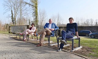 Landesgartenschau-Geschäftsführerin Claudia Koch (v. l.), Bürgermeister Daniel Hartmann und Landesgartenschau-Landschaftsarchitekt Franz Reschke sind gespannt auf das Ergebnis. - Stadt Höxter