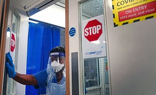 Ein medizinischer Mitarbeiter auf der Station für Corona-Patienten im King's College Hospital in London. - Foto: Victoria Jones/PA/dpa
