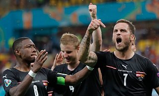 Marko Arnautovic (r) von Österreich bejubelt seinen Treffer zum 3:1 mit David Alaba (l) und weiteren Teamkollegen. - Foto: Robert Ghement/POOL EPA/AP/dpa