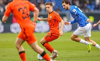 Paderborns Marvin Mehlem, hier im Duell mit Fraser Hornby vom SV Darmstadt 98, könnte das Auswärtsspiel bei Eintracht Braunschweig verpassen. - picture alliance / HMB Media