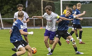 Arminias Till Wegener (im Zweikampf rechts) und seine U19 hatten Osnabrück beim 0:2 in den entscheidenden Phasen nicht im Griff. - Jörg Dieckmann