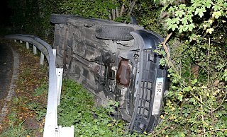 Hochkant landet der VW Passat des 19-Jährigen auf der Fahrerseite zwischen Schutzplanke und Gebüsch. - Ralph Meyer