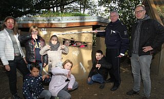 Unbekannte haben mehrere dieser Löcher in die afrikanische Lehmhütte auf dem Schulhof geschlagen. Tanja Kienapfel (v. l.), Xenia, Justin, Sofia, Samantha, Dominik, Amelie, Andreas, Eckhard Heine und Andreas Lemke sind wütend über die Zerstörungen. - Nicole Sielermann