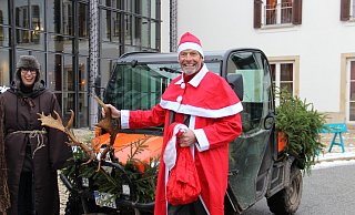 Inhaber Marcus Graf von Oeynhausen-Sierstorpff (r.) als Nikolaus und Unternehmenssprecherin Antje Kiewitt als Knecht Ruprecht haben auch ihr Nikolausgefährt festlich geschmückt. - UGOS