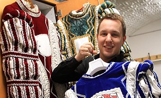 Steinheims Ordens- und Kammermeister Michel Peine hütet die Auszeichnungen und Ornate der StKG, darunter auch das beliebte blaue Prinzenoutfit. - Madita Schellenberg