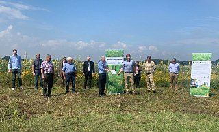 Unter den Teilnehmern waren Landrat Manfred Müller, Eduard Gockel (Landwirtschaftlicher Kreisverband Paderborn), Ansgar Aundrup (Deutscher Jagdverband), Andreas Kinser (Deutsche Wildtier Stiftung) und Landwirt Richard Schulte. - DeWiSt / Bunte Biomasse