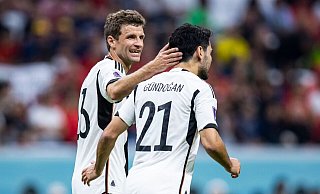 Deutschlands Thomas Müller (l) und Ilkay Gündogan (r). ( - Tom Weller/dpa