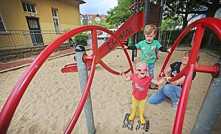 Kommen trotzdem: Anke Egging (r.), Nuri (2) und Ina (1,5, v.) lieben den Spielplatz am Siggi, auch wenn es ihnen dort eigentlich zu dreckig ist. - Sarah Jonek