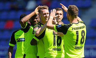 Die SCP-Akteure (v. l.) Jamilu Collins (verdeckt), Aristote Nkaka, Sebastian Schonlau, Johannes Dörfler, Ron Schallenberg und Dennis Srbeny feiern den Treffer zum 2:4-Pausenstand. - picture alliance