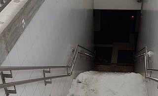 Rutschig: Eine Leserin moniert diese verschneite Treppe am Bahnhof Bünde. - Privat