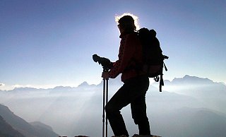 Gleißendes Sonnenlicht: Gerade beim Wandern und in der Höhe wird spezielle UV-Schutzkleidung auch Erwachsenen empfohlen. - Wolfgang Kumm/dpa/dpa-tmn