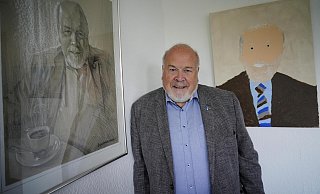 Der dreifache Meier: Rüdiger Meier befindet sich aktuell allerdings schon in seiner vierten Amtszeit. Rechts ein Bild, das Kinder für ihn gemalt haben, links ein Porträt, dass der ukrainische Kunst-Professor Mykola Sopilniak gezeichnet hat. - Gerald Dunkel