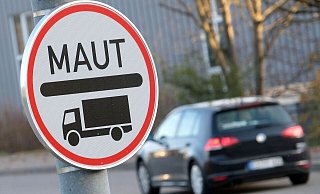 Zum 1. Januar 2024 ist eine Reform der Lkw-Maut geplant; die Mautsätze sollen schon Anfang 2023 steigen. - Bernd Weissbrod/dpa