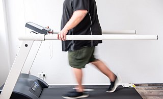 10.000 Schritte am Tag: Genug Bewegung senkt das Risiko für Übergewicht - und hilft beim Abnehmen. - Sina Schuldt/dpa