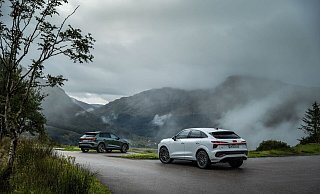 Aufgefrischter Doppelpack: Den überarbeiteten Q3 fährt Audi als Steilheck und Fließheck Sportback (rechts) vor. - Audi AG/dpa-tmn