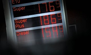 Ein Liter Super für 1,77 Euro - ziemlich teuer. Anderswo war das günstiger zu haben. (Archivbild) - Sina Schuldt/dpa