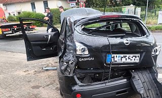 Ein beschädigtes Auto nach der Kollision mit einem Güterzug am Bahnübergang Bismarckstraße in Minden. Trotz der Schäden gab es offenbar keine Verletzten. - privat