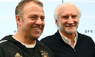 Bundestrainer Hansi Flick (l) und DFB-Sportdirektor Rudi Völler bei der Pressekonferenz in Frankfurt/Main. - Arne Dedert/dpa